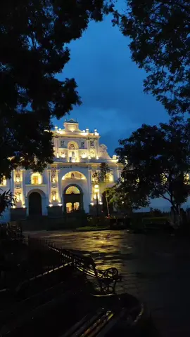 SALUDOS DESDE LA HERMOSA ANTIGUA GUATEMALA 🙏 BENDICIONES Y EXITOS 😀😀#antiguaguatemala🇬🇹 #antiguaguatemala❤🇬🇹 #centroamerica🇳🇮🇨🇷🇭🇳🇬🇹🇵🇦🇸🇻 #fuentedelassirenas #parquecentraldeantiguaguatemala 