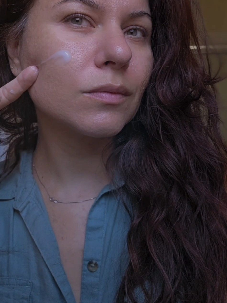 As an oily skin girl, keeping my face shine-free has always been a struggle. But I finally found something that actually works — Atomy Aqua Cream. 💙 This lightweight gel-cream is packed with bamboo juice and birch sap that hydrate deeply without turning my face into an oil slick. Plus, sodium hyaluronate (hyaluronic acid) keeps my skin plump and smooth, while aloe and centella extracts calm and balance it. Now my skin stays soft, hydrated, and fresh all day — minus the afternoon oil slick. 😅 👉 If you’ve got oily or combo skin and want that soft, dewy look (without the shine), this cream is a total win. #atomy #koreanskincare #shinefree #oilfree #calming 