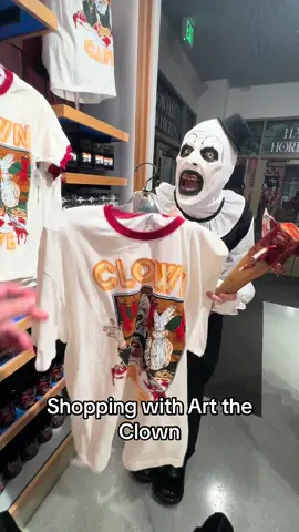 Shopping with Art the Clown #halloweenhorrornightsorlando #halloweenhorrornights #terrifier #arttheclown #HHN
