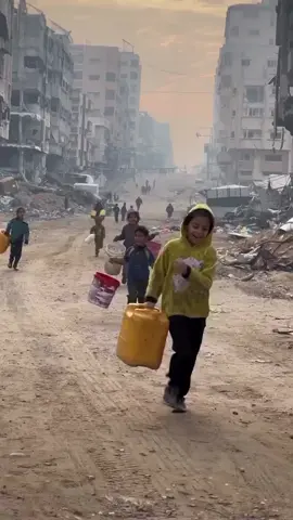 #Anak-anak Gaza pada lari larian  mau ambil air minum 🥹🥹🥹🇵🇸🇵🇸🇵🇸#prayforpalestine,for you, follow,fyp, komen,like dan share # #STAND WITH PALESTINA 🇵🇸🇵🇸🇵🇸🇵🇸  #FREE GAZA 🇵🇸 🇵🇸 🇵🇸 🇵🇸 🇵🇸 🇵🇸 🇵🇸  #SAVE PALESTINA,PRAY FOR PALESTINE 🇵🇸🇵🇸🇵🇸🇵🇸🇵🇸🇵🇸🇵🇸🇵🇸 🇵🇸 🇵🇸 🇵🇸 🇵🇸 