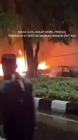 masa ojol bakar 4 mobil pribadi halaman brimob Kwitang buntut meninggalnya driver ojol #demo #trending #brimob #ojol #demo25agustus 