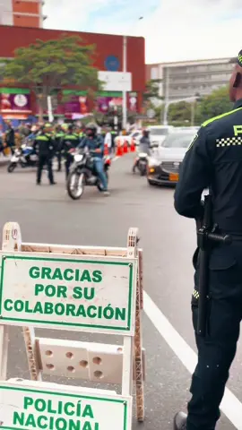Intensifican las caravanas por la seguridad. Durante los controles en Bulerías, Belén y El Poblado, se lograron 25 capturas por diferentes delitos, la incautación de armas de fuego y cortopunzantes, y el traslado de varias personas al Centro de Traslado por Protección. #Medellin #Seguridad #Medelinsegura #Polocia 