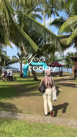 Yoga sesi With a sea view 𓇼🌊⋆🐚🫧 #yoga #yogaflow #yogabeach #yogapose #pantaitrenggalek 