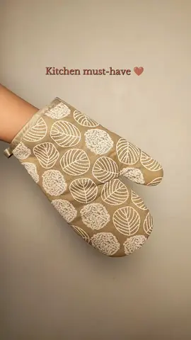 One of the kitchen must-haves. Neutral, aesthetic, and super useful! #insulatedglove #potholder #kitchenmusthaves #fyp #socone 