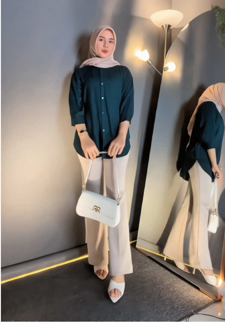 Rekomendasi kemeja rayon super adem nih beb😍🫶🏻cek out dari sekarang sebeluk kehabisan👌#fyp #kemejawanita #kemejarayon #bikinlangsing #fypage 