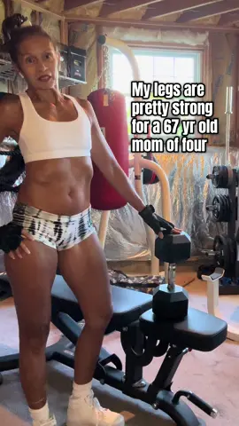 I’d rather be forever strong #strongwomen #fitmom #legs #foreveryoung 