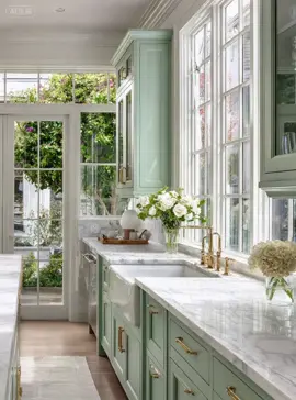 My favorite farmhouse kitchen vibe. 🍀🍀 #homedecor #dcolora #farmhousesink #KitchenHacks #ceramicsink #kitchenorganization #modernfarmhouse 