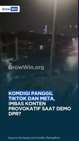 Kementerian Komunikasi dan Digital (Komdigi) bakal memanggil TikTok dan Meta terkait maraknya konten provokatif yang diduga memicu kerusuhan di depan gedung parlemen. Pemerintah menilai platform digital harus lebih tegas mendeteksi serta menghapus konten berisi disinformasi, fitnah, hingga ujaran kebencian. Kasus ini jadi sorotan besar karena menunjukkan betapa kuat pengaruh media sosial dalam memengaruhi situasi sosial politik. Regulasi dan pengawasan yang lebih ketat bisa jadi langkah penting untuk menjaga stabilitas informasi publik. Source: FOLKATIVE Video: Kompas.com/Ardito Ramadhan __ Follow @growwinid untuk update terbaru seputar bisnis, teknologi, dan berbagai insight menarik! Kunjungi growwin.org untuk akses 1800+ modul pembelajaran bisnis berbagai bidang #media #politik #bisnis