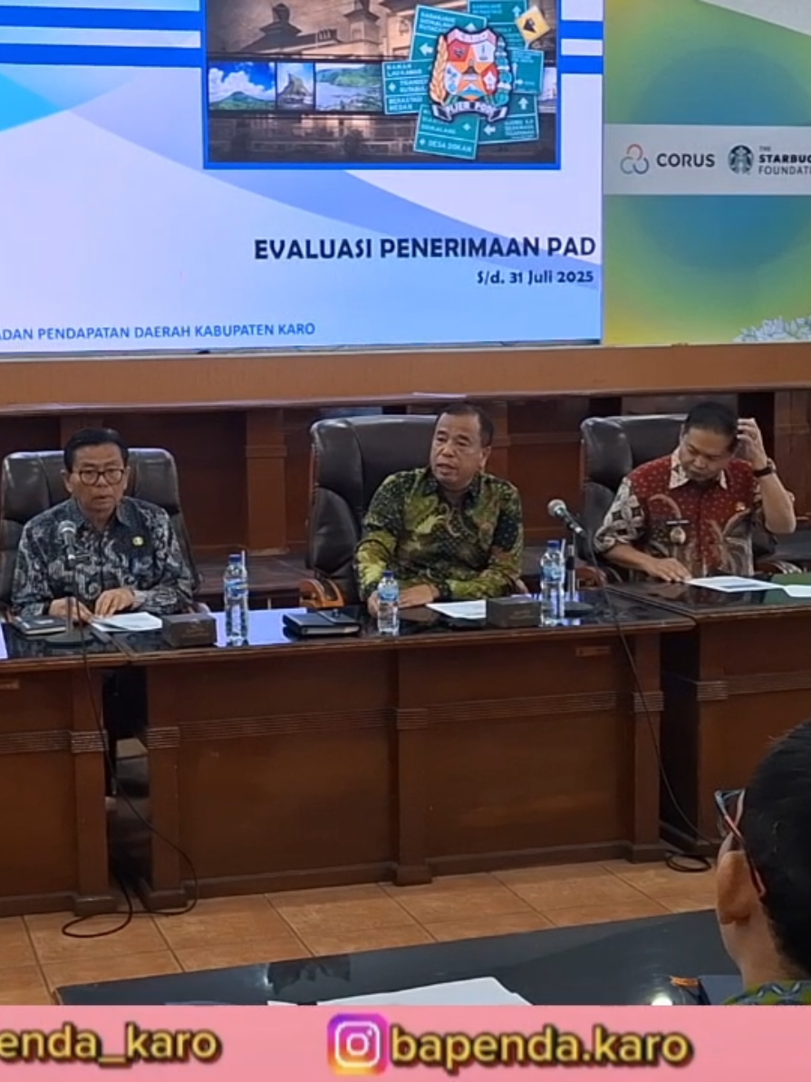 Rapat evaluasi penerimaan PAD Kab. Karo s/d Juli 2025, Kamis [28/08/2025] di Aula Kantor Bupati Karo. Rapat tersebut langsung dipimpin Bupati Karo Brigjen Pol [Purn] Antonius Ginting, Sp.OG. M. Kes, didampingi Wakil Bupati Karo Komando Tarigan SP, Pj. Setda Karo Dr. Drs. Eddi Surianta Surbakti M.Pd, Asisten III Setda Karo Mulianta Tarigan S. Sos dan Kepala Bapenda Karo Petrus Ginting, S. Sos serta dihadiri seluruh OPD dan Camat sebagai pengelola pajak dan retribusi daerah.  #mejuahjuah #kabupatenkaro #pemkabkaro #pad #taatpajak 