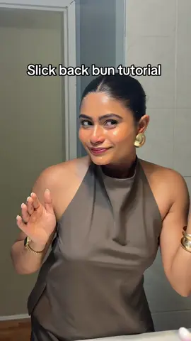 Slick it, pin it, own it💁‍♀️ . . . . . #sleekbunlook #sleekbuntutorial 