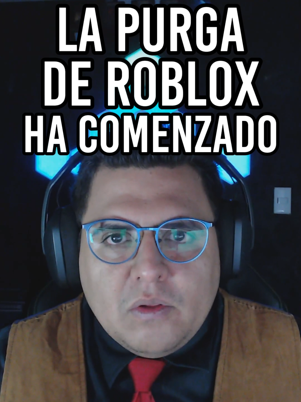 La purga de roblox ha comenzado.  ¿Y si te digo que tus juegos favoritos de Roblox podrían desaparecer como Thanos chasqueando los dedos? 😱 Pues prepárate, porque a partir del 30 de septiembre de 2025, Roblox bloqueará casi todos los juegos sin clasificación, dejándolos invisibles para los jugadores y accesibles solo para sus desarrolladores. Oficialmente no los borran, pero en la práctica es como meterlos en un cajón con candado 🔒. Eso sí, Roblox juró que “los clásicos populares” no se perderán, porque sus moderadores seleccionarán experiencias con millones de visitas, favoritos y alta interacción para darles la etiqueta de madurez y mantenerlos vivos. 🎮 Pero muchos títulos pequeños o abandonados quedarán en el olvido, a menos que la comunidad los juegue o marque como favoritos. 😬 La medida llega después de demandas y acusaciones graves sobre la seguridad infantil en la plataforma, y aunque suena a movimiento por protección, también deja claro que Roblox está dispuesto a sacrificar buena parte de su catálogo con tal de limpiar su imagen. En resumen: si tenías un jueguito raro de 2015 que te encantaba, mejor ve a darle unas partidas y marcarlo con estrellita ⭐, porque de lo contrario, podría convertirse en historia digital más rápido de lo que crees. #roblox #gamer #gaming #Videojuegos  #robloxfyp 