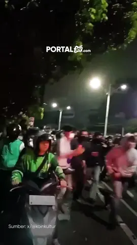 Insiden tragis terjadi saat demo di depan DPR RI pada Kamis malam, 28 Agustus 2025 pukul 20.44 WIB. Seorang pria berjaket ojol tertabrak dan dilindas mobil barracuda Brimob di kawasan Pejompongan, Jakarta Pusat, saat aparat membubarkan massa. Video kejadian ini viral dan memicu kemarahan publik.  #jtvrek #portaljtvcom #demoDPR #ojol #barracuda 