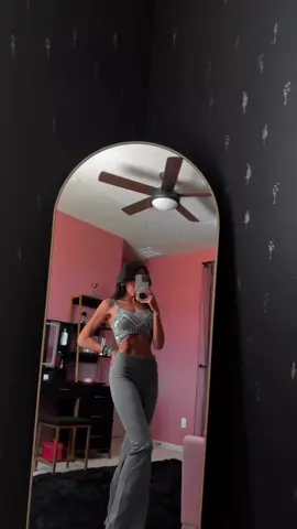 My fav everyday pants 🤩  #yogapants #workoutpants #fyp #trend #bellbottoms 