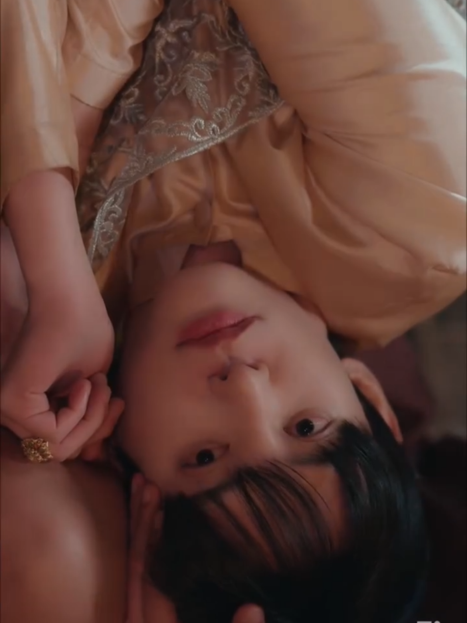 Cha: (Túm tốc con trai dập xuống đất). Mau tạ tội với bệ hạ ngay trước khi đầu mi rơi khỏi kổ! Ai dạy dỗ con ăn nói kiểu đó với bệ hạ vậy hả? Phra Chaichat: Hắn dọ@ nạt ta, hệt như cách làm hiện giờ của ngài Chao Phraya với tên kia vậy đó. Làm ta sợ hãi vô cùng. Prince: Oái! Phụ thân làm vậy, đầu con cũng sắp lì@ khỏi kổ luôn rồi đây này. #imthemostbeautifulcount #talangaikhundepnhatxuxiem #bl #pingnut #leeasre #poppataraphol 