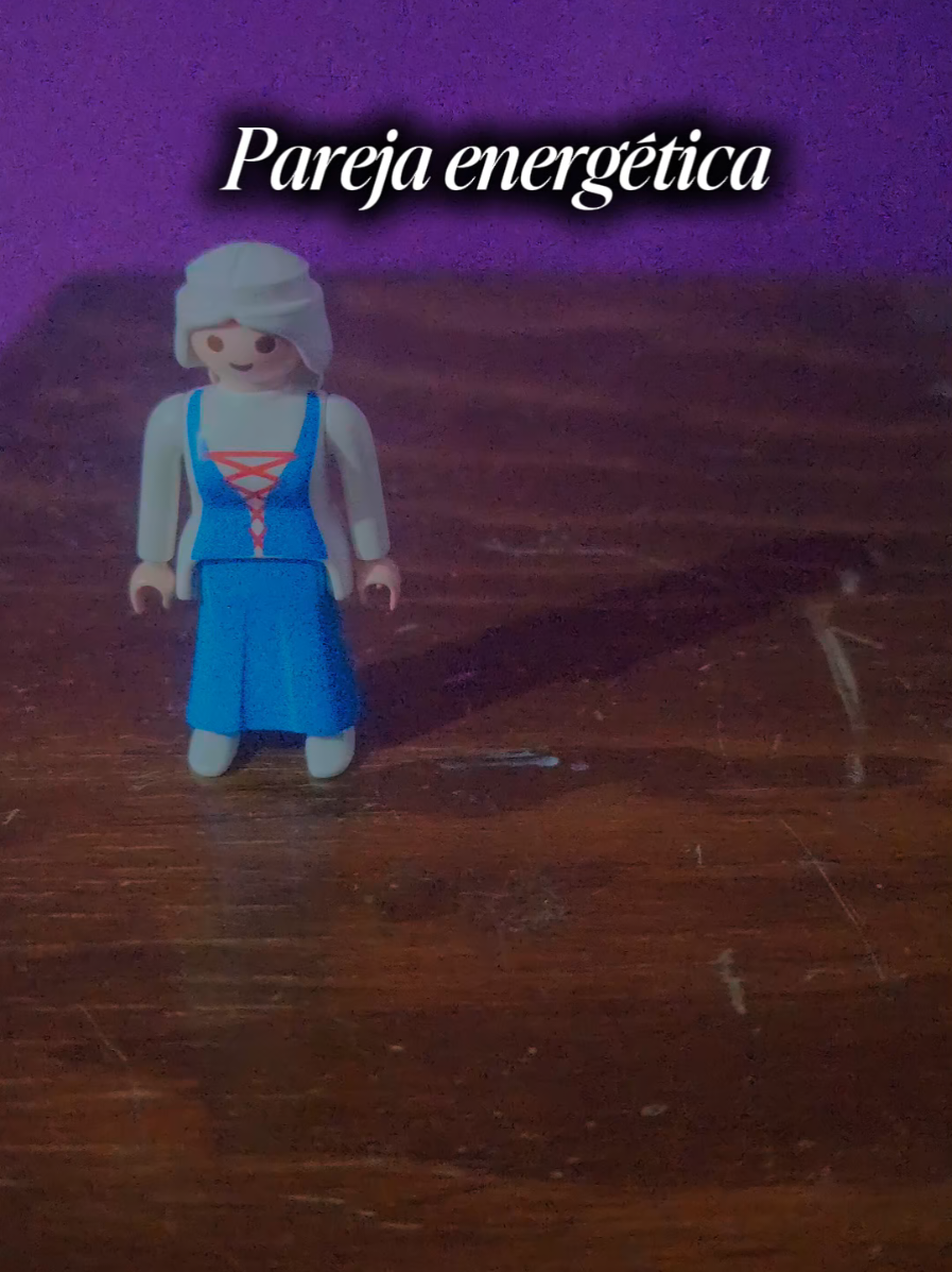 💔 ¿Sientes que tu pareja no te da tu lugar y que su mamá ocupa ese espacio?  En constelaciones familiares esto se conoce como un desorden en las parejas energéticas: cuando un hijo se queda vinculado como “la pareja” de su madre, y al crecer, no logra darle a su novia o esposa el lugar que le corresponde. 🌱 Este desajuste genera conflictos, falta de conexión y muchas veces relaciones que no prosperan, porque el vínculo principal sigue enraizado en el linaje familiar. ✨ Sanar este desorden es clave para que el amor fluya de manera sana y equilibrada. Solo cuando cada uno toma el lugar que le corresponde, la pareja puede crecer de verdad. 👉 Comenta “SANAR” si estás list@ para liberar estos patrones y ocupar tu verdadero lugar en la relación. #constelacionesfamiliares #constelacionesfamiliaresonline #pareja #sanacion  #espiritual    