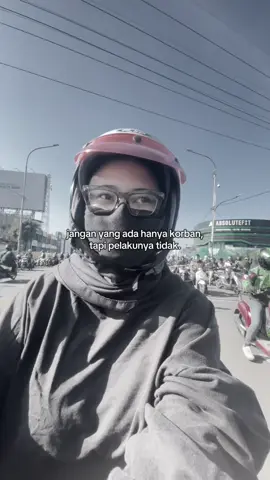 ⚠️LIVE REPORT⚠️  hindari jalur menuju Tugu tani dan sekitarnya‼️ JANGAN YANG ADA HANYA KORBAN, TAPI PELAKUNYA TIDAK ADA🥀 Semangat dan tetap hati-hati untuk semua yang turun ke jalan✊🏻 #demo #ACAB @Hindia 