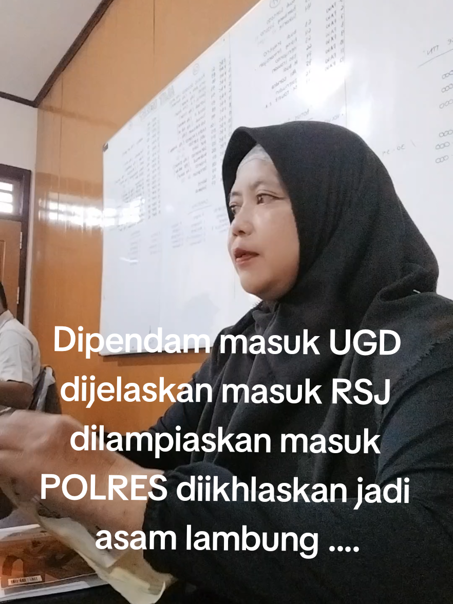 Mencari laki laki jujur, sama dengan mancari label halal di botol Whiskey, bahkan ketika semua baik baik saja dia tetap menghubungi wanita lain dibelakang mu, jadi nikmati atau imbangi saja ya .......