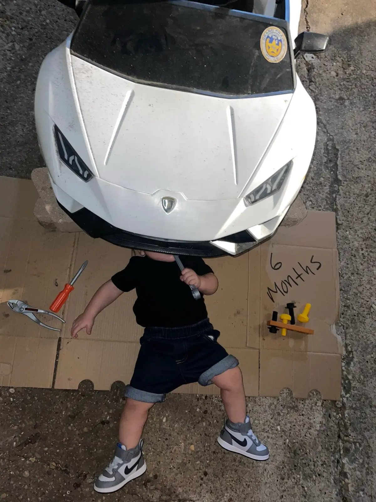 BEFORE Y’ALL TRY TO COME FOR ME, THE CAR WAS GOOD AND WASN’T MOVING!!! #babyphotoshoot #photoshoot #sesiondefotos #fyp #MomsofTikTok 