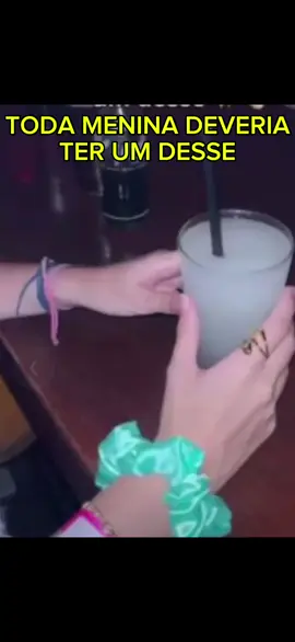 Parabéns para quem criou essa idéia, proteger pessoas de outras mal intecionadas. Proteção contra alguém colocar algo em sua bebida em alguma festa noturna por exemplo. Uma tampa de copos tão simples e tão necessária. #curiosidades #tapacopos #boanoitecinderela #seguranca #vaiprofycaramba 