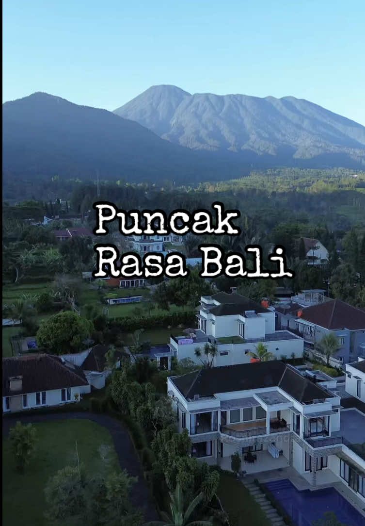 Keluarga anugerah yang selalu di jaga penuh rasa syukur.. Alhamdulillah ada suami & anak-anak, kedua orangtua serta ayah & ibu mertua, bersama saudara-saudara di  @The Bali House Puncak  Villa 3 - Luas 1200m2  Jl. Raya Puncak, Tugu Utara, Cisarua Bogor.  #villabali #thebalihousepuncak 