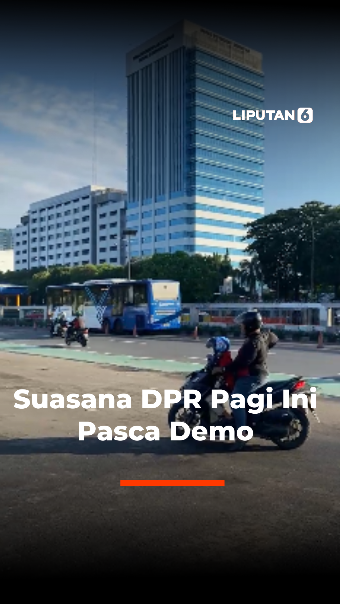 Suasana Gedung DPR RI pagi ini masih dipenuhi aparat keamanan. Sejumlah kendaraan taktis berjaga di sekitar lokasi pasca aksi demonstrasi semalam, sementara arus aktivitas mulai kembali normal namun tetap dalam pengawasan ketat. #enamplus #lip6an