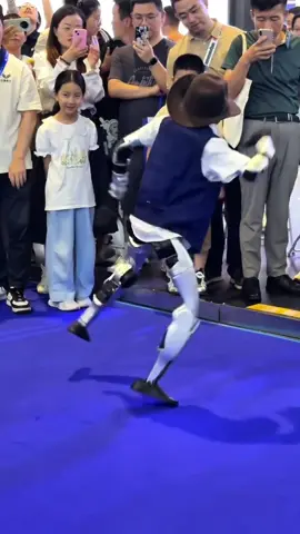 So this is the crisis of the smart machine😂😂#funnyvideos #funnytiktok #funny #robot 