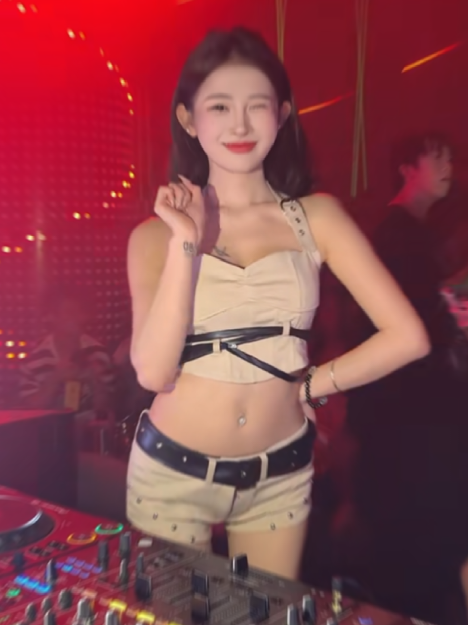 #edm #dancer #djremix #bar #sweetgirl 
