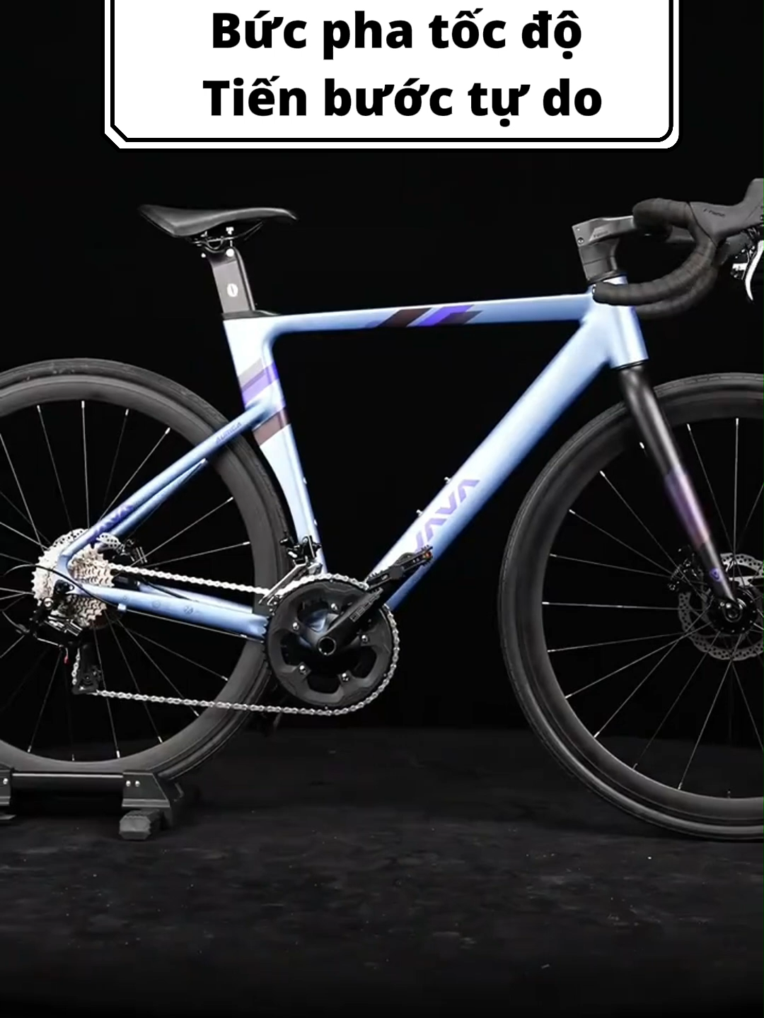 JAVA AURIGA R9 | BỨT PHẤ TỐC ĐỘ - TIẾN BƯỚC TỰ DO Bạn đã bao giờ mơ về cảm giác chỉ có bạn, con đường và tốc độ? Chỉ cần đồng hành cùng Java Auriga R9, bạn sẽ hiểu thế nào là tự do trong từng vòng lăn bánh. Với cấu hình êm mượt:  ⚡Khung nhôm & phuộc Java ALU cứng cáp, bền bỉ ⚡Bộ truyền động LTWOO R9, 22 tốc độ – sang số chính xác, mượt mà. ⚡Phanh đĩa thủy lực LTWOO R9 – kiểm soát an toàn trong mọi tình huống. 👉 Liên hệ ngay để sở hữu JAVA Auriga R9 và bắt đầu hành trình tốc độ của bạn hôm nay! #JavaAurigaR9 #JavaBike #RoadBike #XeDapDua #JavaBikeVietnam