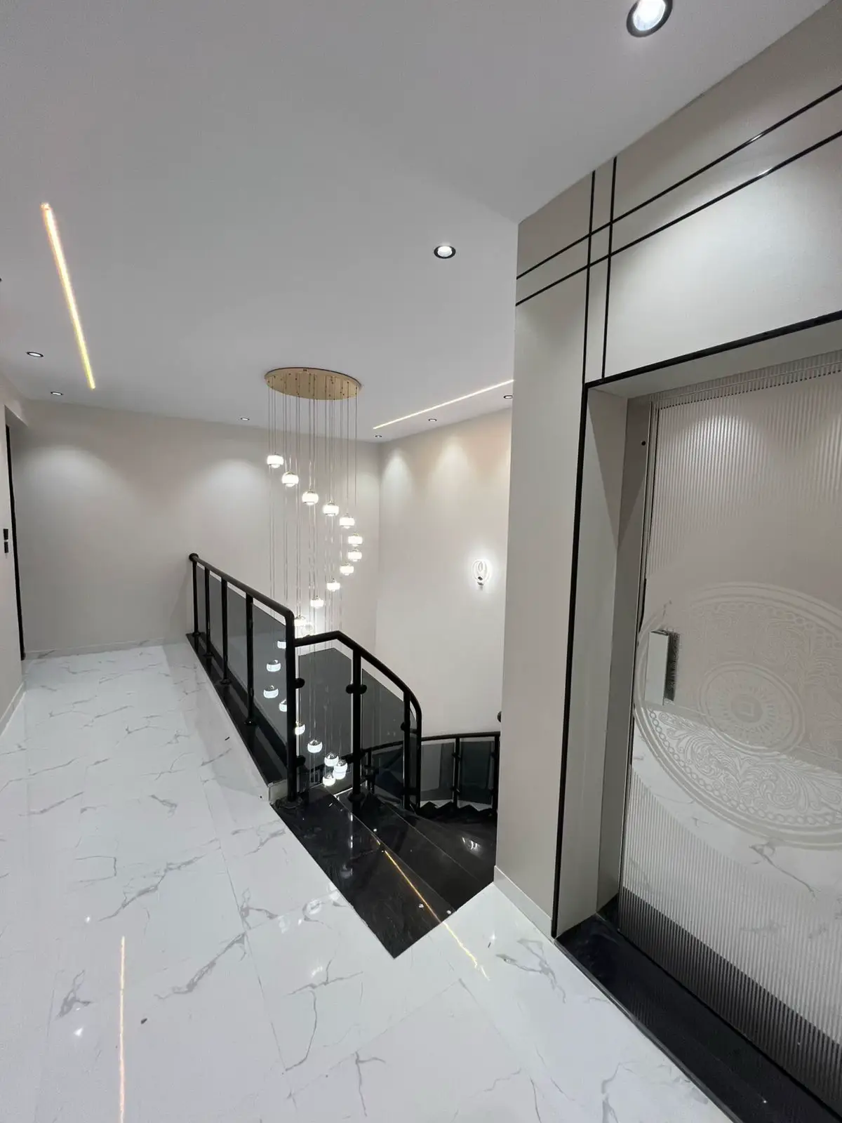 مشروع ( 111) و مشروع (112)  فلل متصله و فلل مستقله  حي الواسط و حي رحاب   🏠من ابرز مميزات الفلل مؤسس مصعد  كمرات مراقبه  انتركوم  ملحق و غرفه غسيل  حديقه بالسطح    المساحة  450 م  ▪️ مكونات الفله  🔻 الدور الارضي  مدخل رجال مجلس رجال  مقلط دورة مياة  مدخل نساء   صالة  مجلس نساء   دورة مياة  مطبخ  🔻 الدور الاول    صاله  بلكونه  4 غرف نوم  غرفتين نوم ماستر بدورة مياة  غرفتين نوم بدورة مياة  🔻 السطح  غرفة  دورة مياه  غرفه غسيل   جلسه خارجيه 🔻🔻🔻🔻🔻🔻🔻 الضمانات  ( يوجد تصوير من البدايه و حتى النهايه )  البناء بالكود السعودي  تأمين بشركة ملاذ ضد العيوب الخفيه  تحت اشراف مكتب هندسي   عزل مائي للاسطح بضمان 10 سنة عزل حراري للاسطح و الجدران  ضمانات 25 سنه سباكة و كهرباء #عقار #الطائف #ترند #صلوا_على_رسول_الله #السعودية🇸🇦 