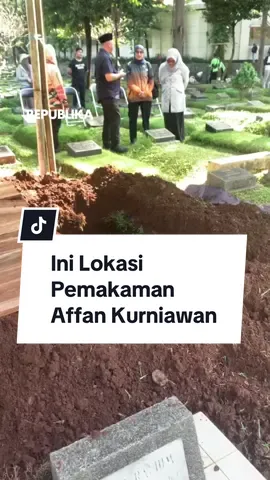 Jenazah Affan Kurniawan, pengemudi ojol yang meninggal akibat kendaraan taktik Brimob akan dimakamkan TPU Karet Bivak Blok AA1, Blad 1070, petak 0930. Pantauan Republika, liang lahat untuk almarhum Affan telah siap sejak pagi. Almarhum rencananya akan dimakamkan pulul 09.00 WIB, namun ada keterlambatan. Tempat pemakaman Alm. Affan Kurniawan terpantau sudah banyak didatangi oleh para peziarah. Diantaranya para sopir ojek online dan warga. Pukul 09.30, pihak keluarga diketahui sedang diperjalanan menuju lokasi. Terlihat, liang lahat dan bunga sudah disiapkan tapih untuk memakamkan Alm. Affan Kurniawan. Reporter: Vika Aprilia Wardani Produser: Eko Supriyadi #Republika #CekRepublikaAja
