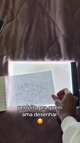 Tela de Desenho LED Ilumine sua criatividade! 💡🎨 Com essa tela, desenhar fica muito mais fácil e divertido. Basta colocar o desenho em cima dela, ligar a luz LED e a imagem fica nítida e iluminada, permitindo que você copie por cima com precisão. Ideal para iniciantes, artistas e amantes da arte, a tela é leve, portátil e econômica, perfeita para criar traços perfeitos e aprimorar suas habilidades de desenho.
