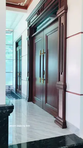 Mẫu cửa chính nhôm owin hệ thuỷ lực màu vân gỗ trắc kt 2,4x2,8 😍😍#owinluxury 