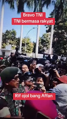 tanpa pentungan tanpa pelindung diri tanpa helam cuman pakai seragam tapi di seganin sama pendemo, BRAVO TNI. TNI BERSAMA RAKYAT  ujung ujungnya tni juga yang harus turun memediasi antara ojol dan brimob. buat bapak bapak tni sehat selalu trs bersama rakyat RIF OJOL BANG AFFAN SEMOGA DI TERIMA DI SISINYA DAN BUAT KELUARGA YANG DI TINGGALKAN KUAT DAN TAWAKAL. #rifojol #fyppppppppppppppppppppppp #viraltiktok #usutbrimob 