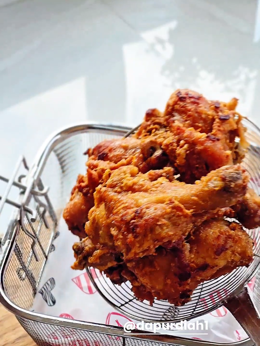 Bumbu halus : 15 bawang merah 10 bawang putih 2 ruas jahe 2 sdt ketumbar merica bubuk cabe bubuk garam penyedap 1 butir 5 sdm tepung tapioka 5 sdm tepung maizena 2 sdm terigu #resep #ayam #ayamgoreng #idejualan 
