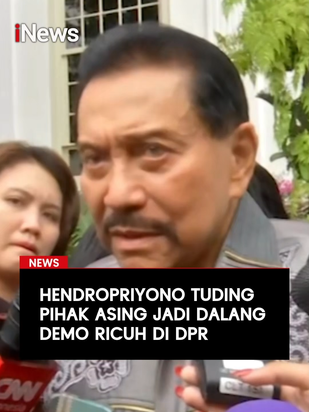 Mantan Kepala Badan Intelijen Negara (BIN) AM Hendropriyono mengungkap adanya keterlibatan pihak asing dalam aksi demonstrasi ricuh di depan Gedung DPR. Menurutnya, kericuhan itu tidak sepenuhnya murni digerakkan dari dalam negeri. Namun, Hendropriyono belum mau membeberkan secara detail siapa pihak asing yang dimaksud. Baca selengkapnya di sini:  https://www.inews.id/news/nasional/hendropriyono-tuding-pihak-asing-jadi-dalang-demo-ricuh-di-dpr #Hendropriyono #dpr #demo #BIN #DemoDPR #Dalang #PihakAsing