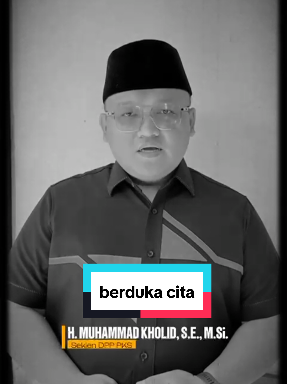 Muhammad Kholid, Sekjen PKS, menyampaikan duka cita atas meninggalnya Affan Kurniawan, seorang pengemudi ojol yang menjadi korban tindakan represif aparat. Kholid meminta Kapolri untuk mengusut tuntas kasus ini, menghukum pelakunya, dan membebaskan demonstran yang ditangkap. Ia juga menekankan bahwa aparat harusnya melindungi rakyat, bukan melukai mereka. #aksiburuh #pks #maskholid  #ojolberduka #driverojol @mas.kholid_ @Fraksi PKS DPR RI @PKS Jatim @PKS Bangkalan 