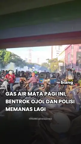 Pagi ini, Jumat (29/8/2025), ketegangan kembali pecah di flyover Kwitang. Massa ojol yang masih bertahan sejak semalam ditembaki gas air mata oleh aparat. Aksi ini berlanjut setelah tragedi semalam, ketika seorang pengemudi ojol terlindas mobil barakuda polisi saat aksi demonstrasi. Situasi makin panas, jalanan penuh asap, teriakan, dan kepanikan warga sekitar. #DemoOjol #Kwitang #GasAirMata #AksiMassa #BeritaTerkini    