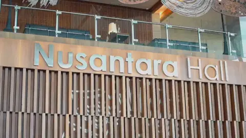Bupati Halmahera Selatan (Halsel) Hasan Ali Bassam Kasuba didampingi Ketua TP PKK Ny. Rifa’at Al Sa’adah Bassam, dan Wakil Bupati Helmi Umar Muchsin didampingi Ketua GOW Mardiana Bopeng, Kompak Menghadiri Kegiatan Apkasi Otonomi Expo 2025. #AEO #prabowosubianto #bassamkasuba #halmaheraselatan #fyppppppppppppppppppppppp 