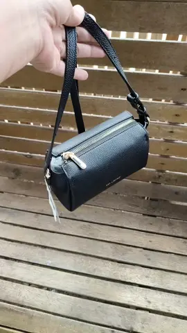 Tas selempang wanita dari les catino tas warna hitam ini bikin kamu jadi pede dengan model style yang mau order di keranjang kuning #taswanita #fpy #taswanitaviral #tasstylish #taswanitamurah 