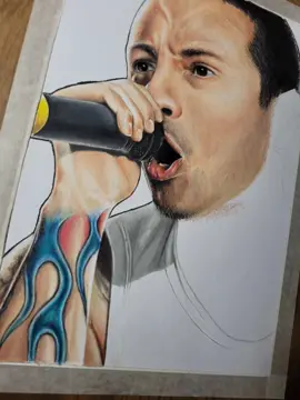 DESENHO EM ANDAMENTO 70% #ChesterBennington #linkinpark  Esse novo desenho referencia e homenageia o eterno vocalista da Banda #LinkinPark #ChesterBennington sendo produzido em Papel #Fabriano e lápis de cores softcolor  essa obra é mais do que especial, por se tratar de um ícone mundial da música e por fazer parte da minha adolescência ao longo dos anos 2000. Ouvindo  suas músicas desde o começo do grande sucesso que a banda  fez ao redor do planeta, marcou uma geração com sua sonoridade única, combinando elementos de rock, hip-hop e música eletrônica para criar um estilo próprio e inovador. Desde sua formação no final dos anos 90, a banda conquistou milhões de fãs ao redor do mundo e se tornou um dos maiores nomes da música contemporânea e do cenário do Rock. Infelizmente Chester Bennington partiu cedo demais tirando sua própria vida em 20 de julho de 2017.