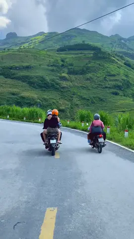 “Đi phượt bằng xe máy: khách nặng 130kg .lái xe nặg 80 + hành lí khoảng 30kg .thương cái xe đi trước :-)