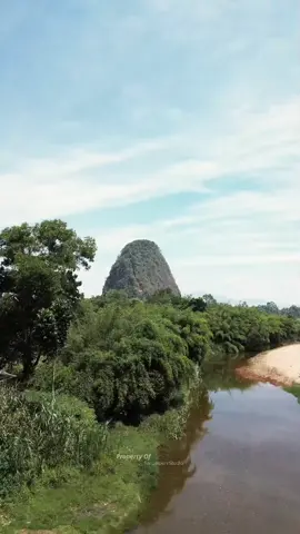 Bukik Bulek Taram terletak di Nagari Taram, Kecamatan Harau, Kabupaten Lima Puluh Kota, Sumatera Barat, Indonesia. Lokasinya berjarak 11,5 kilometer dari Kota Payakumbuh. Dinamakan Bukik Bulek karena bentuk bukit ini yang menonjol berbentuk lonjong dan berdiri sendiri di kawasan rawa-rawa yang datar. #taram #wisatataram #limapuluhkota #payakumbuh #pesonaindonesia 