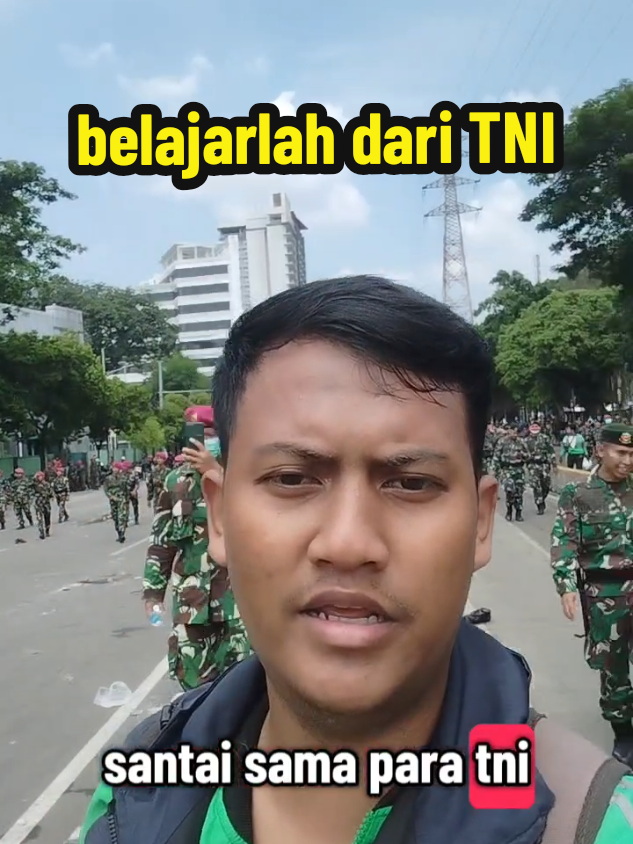 belajar dari TNI ya mob... #demoojol  #tni  #brimob  #ojol  #grabbike 