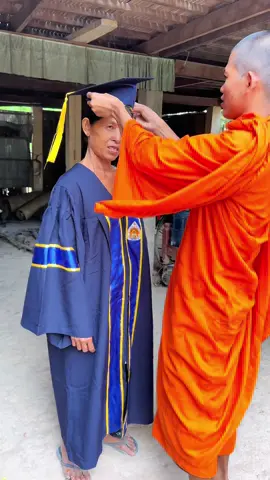 ម៉ែខ្ញុំក្រ តែទឹកចិត្តម៉ែខ្ញុំមិនក្រឡើយ🙏🏼👵🏻❤️កូនសូមអរគុណដល់អ្នកមានគុណទាំងទ្វេ ដែលបានបង្កើតរូបកូន និងចិញ្ចឹមបីបាច់ថែរក្សាកូន រហូតដល់កូនមានថ្ងៃនេះ កូនសូមបួងសួងដល់គុណព្រះរតនត្រៃទាំងបី សូមជួយតាមថែរក្សាដល់អ្នកមានគុណទាំងពីរ ឲ្យជួបប្រទះតែសេចក្ដីសុខសេចក្ដីចម្រើន និងជួបប្រទះនូវពុទ្ធពរបួនប្រការគឺ អាយុ វណ្ណៈ សុខ ពល កុំបីឃ្លៀងឃ្លាតឡើយ🙏🏼🪷❤️ #គុណម៉ែគុណពុក😍ធ្ងន់ជាងអ្វីៗទាំងអស់🙏 #fyp #អ្នកមានគុណ #វ៉ន_ប៊ុនណេន🌷❤️ 
