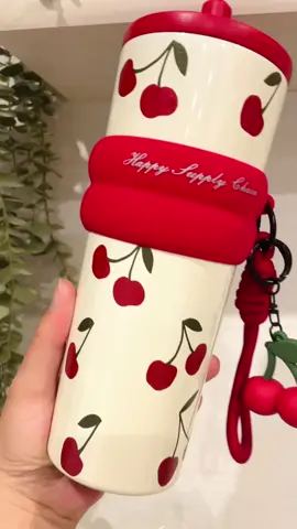 Sidagar 24オンス漏れ防止カップ 蓋、滑り止め騒音低減パッド付きステンレススチール製サーモカップ✨ 可愛すぎるーー😍✨✨✨ 画像で見てた時より、実際に届いて手に取った時の衝撃がすごい❤️❤️ 想像を超えた可愛さにテンションあがります😍😍 そして可愛いだけじゃなく、機能性も抜群✨✨ 24オンス（約710ml）のちょうどいいサイズ感✨ 漏れ防止仕様で持ち運び安心 滑り止め＆騒音低減パッド付き 車のカップホルダーにも入ります👌 カラーやデザイン展開も豊富だから きっとお気に入りが見つかるはず❣️ #PR #tiktokshopこれ買い #TikTokShopこれ買い #オススメタンブラー #おすすめタンブラー 