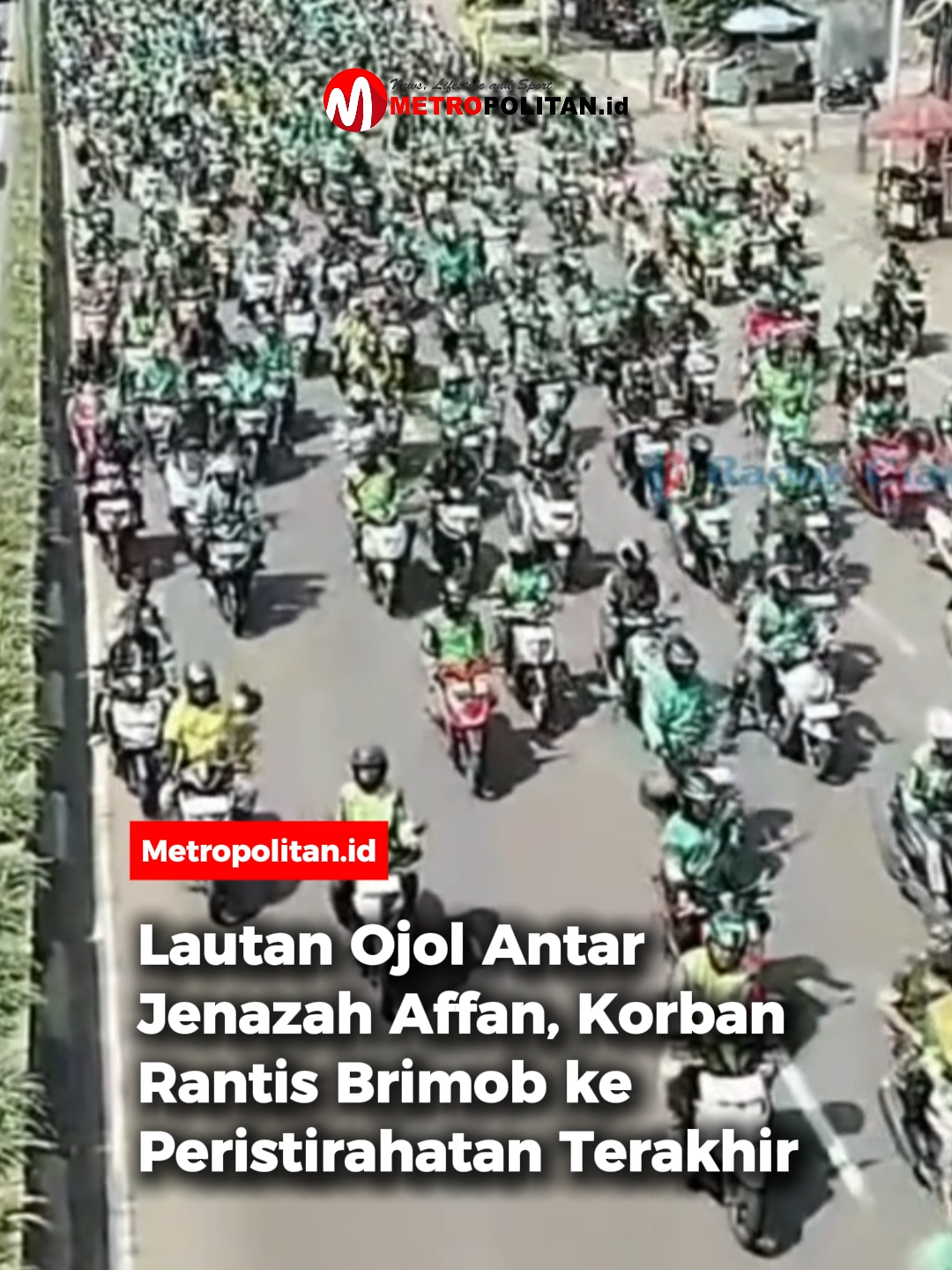 Ribuan pengemudi ojek online (ojol) mengiringi perjalanan terakhir rekan mereka, Affan Kurniawan (21), yang meninggal setelah terlindas kendaraan taktis (rantis) Brimob saat kericuhan unjuk rasa di sekitar Gedung DPR RI, Kamis (28/8/2025). Suasana haru menyelimuti rumah duka di Jalan Blora, Menteng, Jakarta Pusat, sejak pagi hingga prosesi pemakaman digelar. Sekitar pukul 09.40 WIB, mobil jenazah yang membawa jasad Affan mulai bergerak meninggalkan rumah duka. Sejumlah pengemudi ojol yang sejak pagi memadati kawasan itu langsung membentuk iring-iringan panjang, mengawal kendaraan yang membawa sahabat mereka menuju Tempat Pemakaman Umum (TPU) Karet Bivak. 🎥: TikTok/Radar Cianjur & Petonbbn #metropolitanid #bacametropolitan #lautanojol #pemakamanalmarhumaffan #korbandilindasbrimob