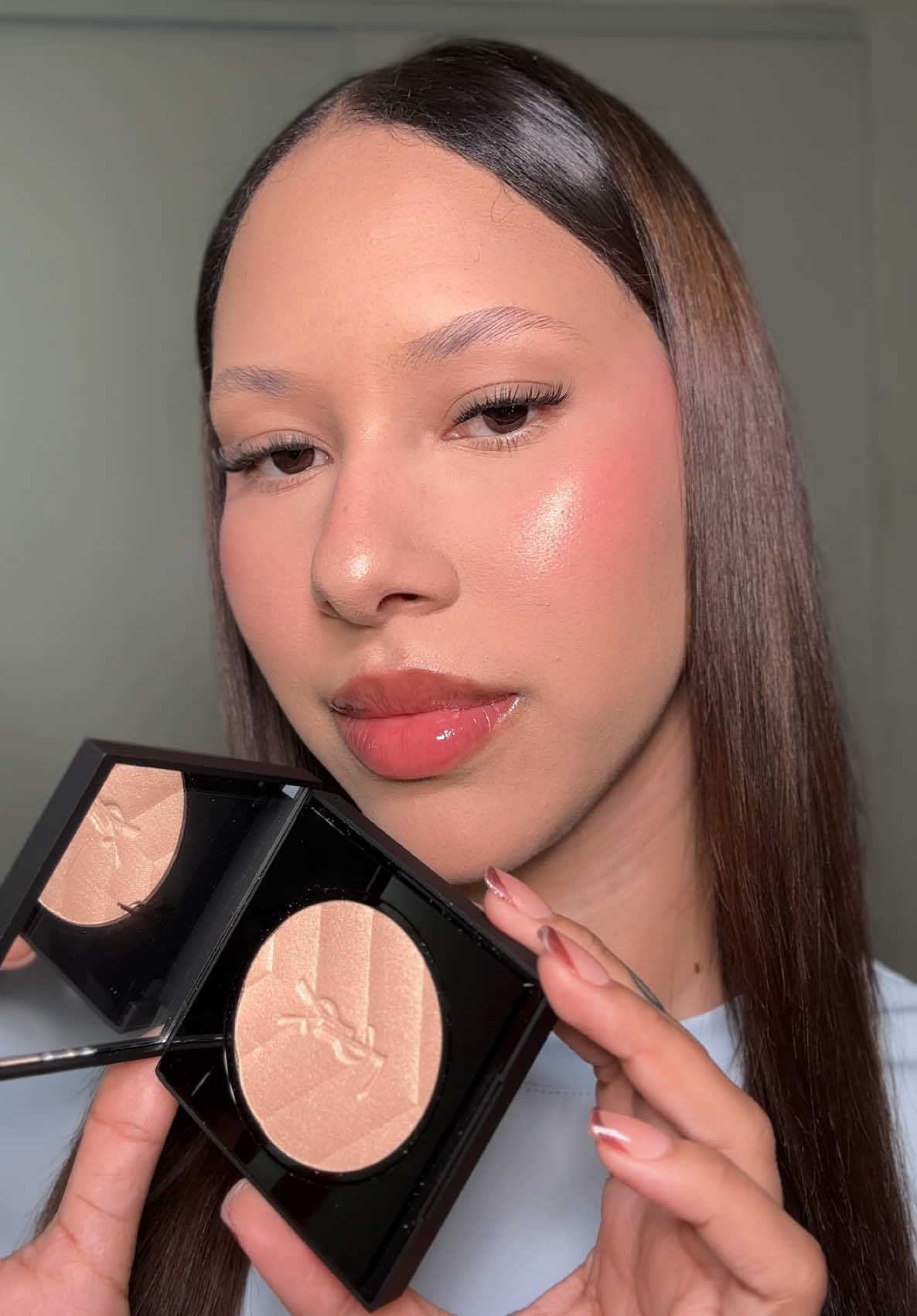 so sparklyyy!!✨ @YSL Beauty  -YSL Hyper Luminize Powder Highlighter shade: hypnotic honey  #yslbeauty #yslhighlighter #powderhighlighter #goldhighlighter #makeuphighlighter 