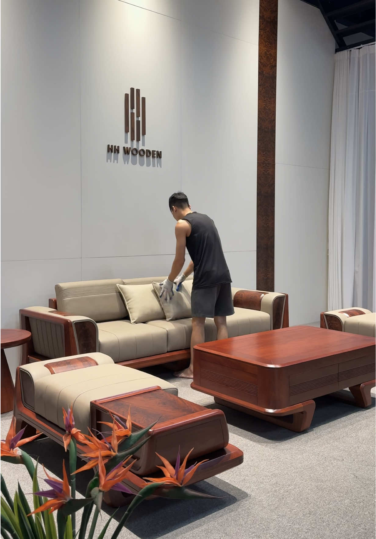 Tiếp tục bàn giao mẫu bestseller của bên em với bố cục phù hợp với các không gian nhà ống, căn hộ chung cư.  Mẫu LUXSOFA trên được hoàn thiện từ chất liệu gỗ Gõ Đỏ Pachy được anh khách bên em tỉ mỉ lựa chọn kích thước và màu phun theo màu nội thất sẵn có của gia đình để tạo nên sự đồng nhất cho không gian. Mọi người cùng xem và tham khảo ạ #sofagotunhien #sofagogopachy #sofagophongkhach #sofagodep #hhwooden