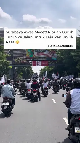 Hari ini, Kamis (28/8), sekitar 3.000 buruh dari berbagai daerah di Jatim menggelar aksi unjuk rasa di depan Kantor Gubernur Jawa Timur. 📍 Titik kumpul: Depan CITO Mal, Jl. Ahmad Yani, mulai pukul 11.00 WIB ➡️ Rute long march: Wonokromo → Darmo → Basuki Rahmat → Embong Malang → Baluran → Bubutan → Blauran → Kantor Gubernur Jatim (estimasi tiba pukul 13.00–14.00 WIB). 👥 Tuntutan aksi meliputi: • Hapus outsourcing & tolak upah murah • Kenaikan upah minimum 2026 sebesar 8,5–10,5% • Pencegahan PHK & pembentukan Satgas PHK • Reformasi pajak perburuhan • Pengesahan RUU Ketenagakerjaan tanpa omnibus law • Pemberantasan korupsi & revisi UU Pemilu 🚔 Pengamanan: 2.600 lebih personel gabungan diturunkan. ⚠️ Imbauan: Warga Surabaya diharap menghindari jalur long march untuk menghindari kemacetan parah. — Piye pendapatmu? . . . #surabayasiders #beritasurabaya #seputarsurabaya #surabayaterkini #infosurabaya 
