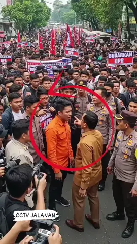 Rasionalkan semua anggaran biaya DPR sesuaikan standar berlaku umum sama dengan ASN , perjalanan dinas , besarnya konsumsi rapat ikut standar, ASN menggunakan dana Pemerintah sesuai aturan , yang melanggar akan kena sanksi sampai mengembalikan dana, bagaimana dengan DPR , seharusnya  menggunakan standar yang sama , dan semua penggunaan anggaran harus diaudit independen , Kita berada dalam satu negara, seharusnya menggunakan satu standar , untuk semua kegiatan yang menggunakan dana Negara 